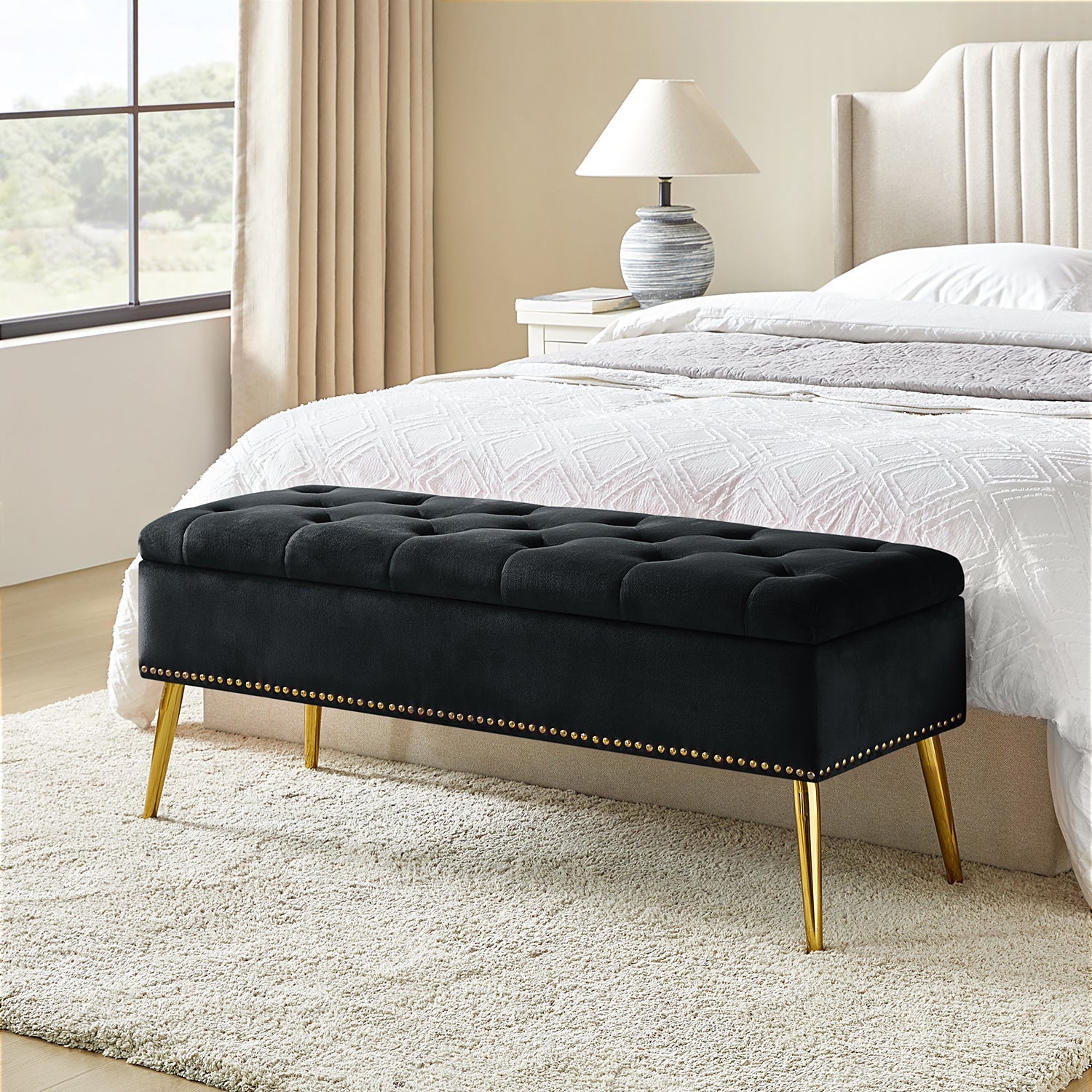 Banc de rangement capitonné en velours avec garniture cloutée, assise en mousse et pieds en métal évasés dorés | Ivoire / Moutarde / Fauve / Fuchsia / Noir / Bleu marine / Gris / Orange / Sauge / Vert / Sarcelle | Simple