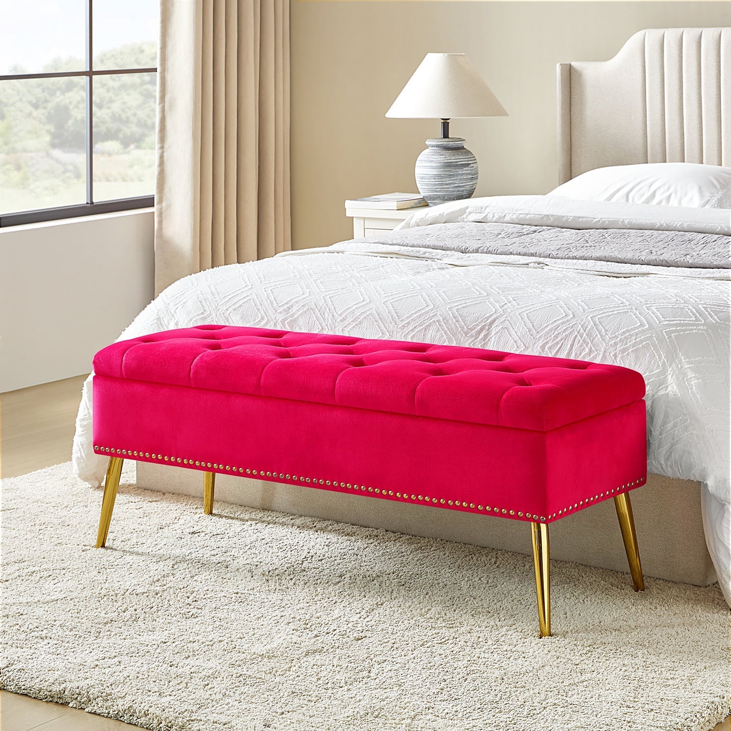 Banc de rangement capitonné en velours avec garniture cloutée, assise en mousse et pieds en métal évasés dorés | Ivoire / Moutarde / Fauve / Fuchsia / Noir / Bleu marine / Gris / Orange / Sauge / Vert / Sarcelle | Simple