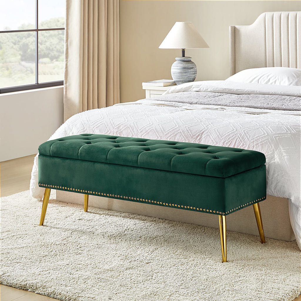 Banc de rangement capitonné en velours avec garniture cloutée, assise en mousse et pieds en métal évasés dorés | Ivoire / Moutarde / Fauve / Fuchsia / Noir / Bleu marine / Gris / Orange / Sauge / Vert / Sarcelle | Simple