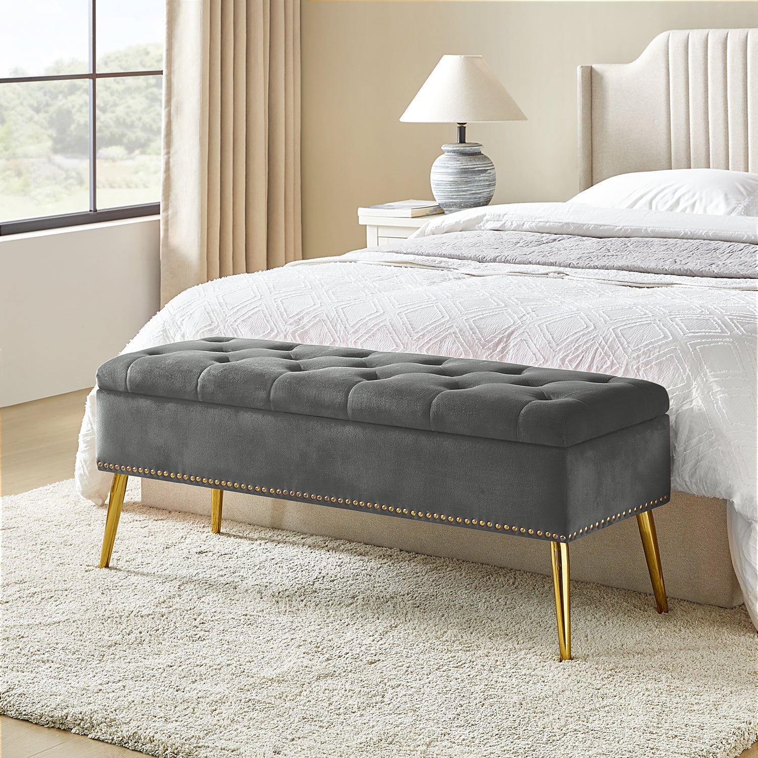 Banc de rangement capitonné en velours avec garniture cloutée, assise en mousse et pieds en métal évasés dorés | Ivoire / Moutarde / Fauve / Fuchsia / Noir / Bleu marine / Gris / Orange / Sauge / Vert / Sarcelle | Simple