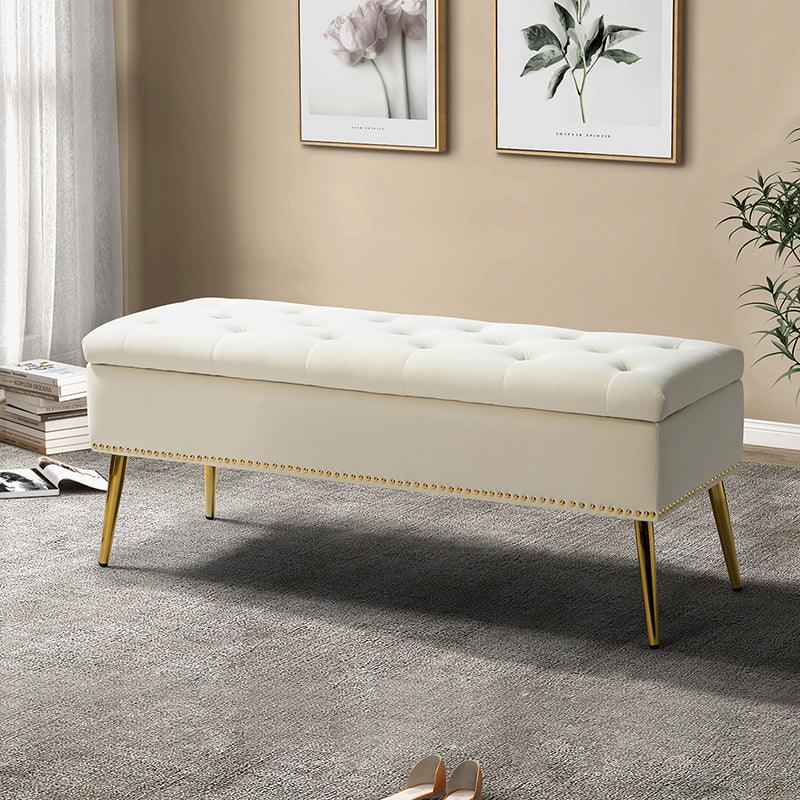 Banc de rangement capitonné en velours avec garniture cloutée, assise en mousse et pieds en métal évasés dorés | Ivoire / Moutarde / Fauve / Fuchsia / Noir / Bleu marine / Gris / Orange / Sauge / Vert / Sarcelle | Simple