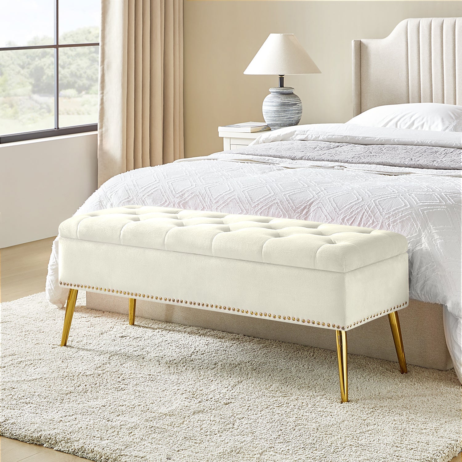 Banc de rangement capitonné en velours avec garniture cloutée, assise en mousse et pieds en métal évasés dorés | Ivoire / Moutarde / Fauve / Fuchsia / Noir / Bleu marine / Gris / Orange / Sauge / Vert / Sarcelle | Simple