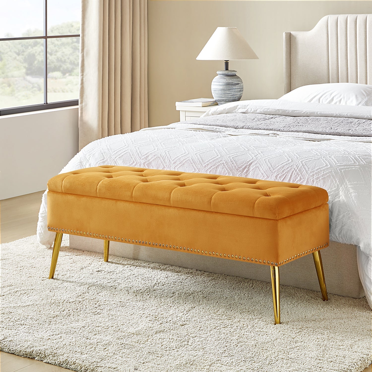 Banc de rangement capitonné en velours avec garniture cloutée, assise en mousse et pieds en métal évasés dorés | Ivoire / Moutarde / Fauve / Fuchsia / Noir / Bleu marine / Gris / Orange / Sauge / Vert / Sarcelle | Simple