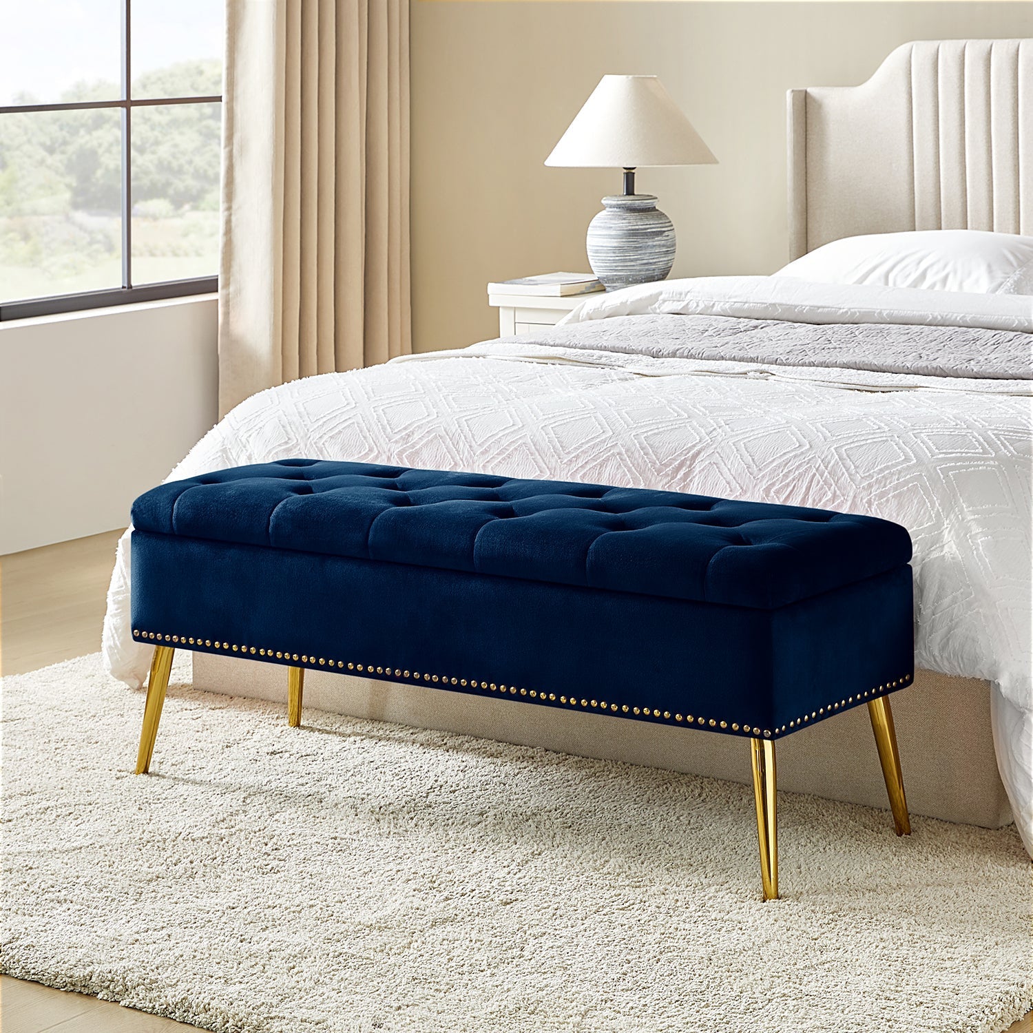 Banc de rangement capitonné en velours avec garniture cloutée, assise en mousse et pieds en métal évasés dorés | Ivoire / Moutarde / Fauve / Fuchsia / Noir / Bleu marine / Gris / Orange / Sauge / Vert / Sarcelle | Simple