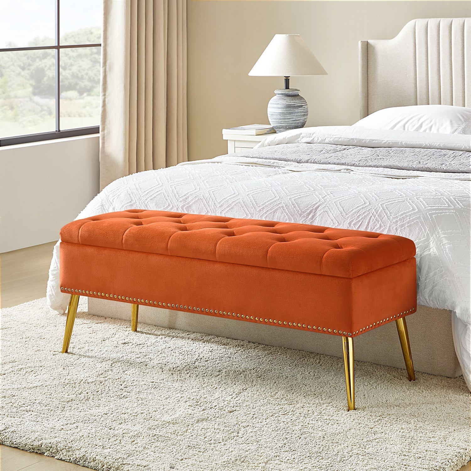 Banc de rangement capitonné en velours avec garniture cloutée, assise en mousse et pieds en métal évasés dorés | Ivoire / Moutarde / Fauve / Fuchsia / Noir / Bleu marine / Gris / Orange / Sauge / Vert / Sarcelle | Simple