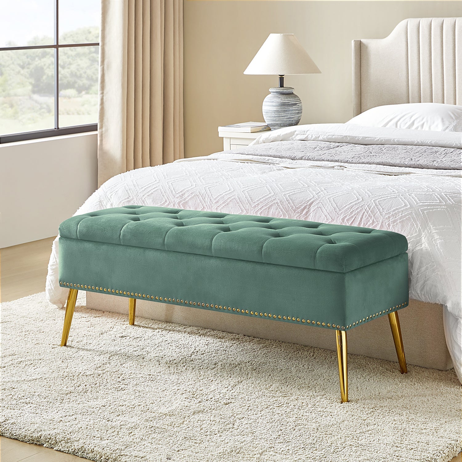 Banc de rangement capitonné en velours avec garniture cloutée, assise en mousse et pieds en métal évasés dorés | Ivoire / Moutarde / Fauve / Fuchsia / Noir / Bleu marine / Gris / Orange / Sauge / Vert / Sarcelle | Simple