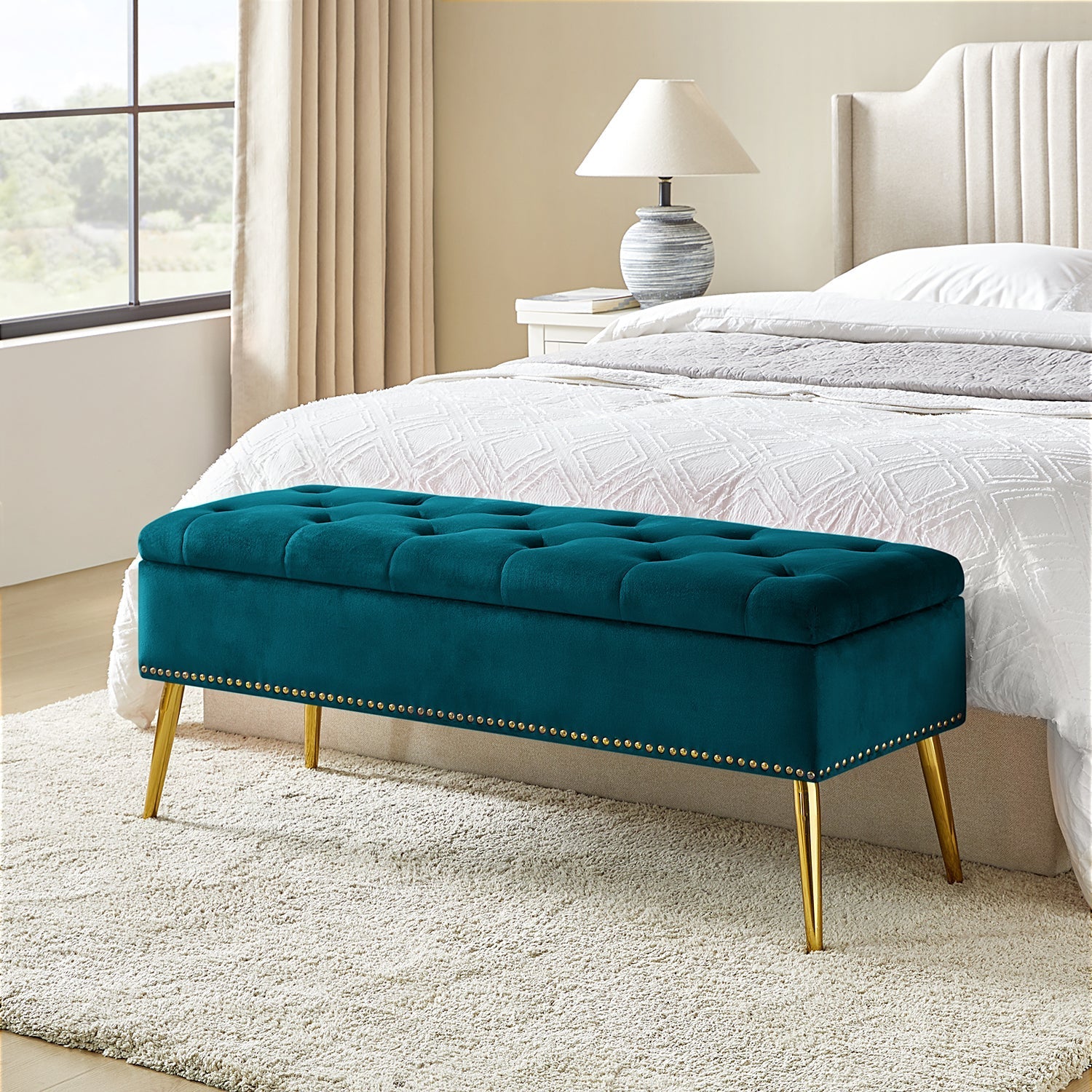 Banc de rangement capitonné en velours avec garniture cloutée, assise en mousse et pieds en métal évasés dorés | Ivoire / Moutarde / Fauve / Fuchsia / Noir / Bleu marine / Gris / Orange / Sauge / Vert / Sarcelle | Simple