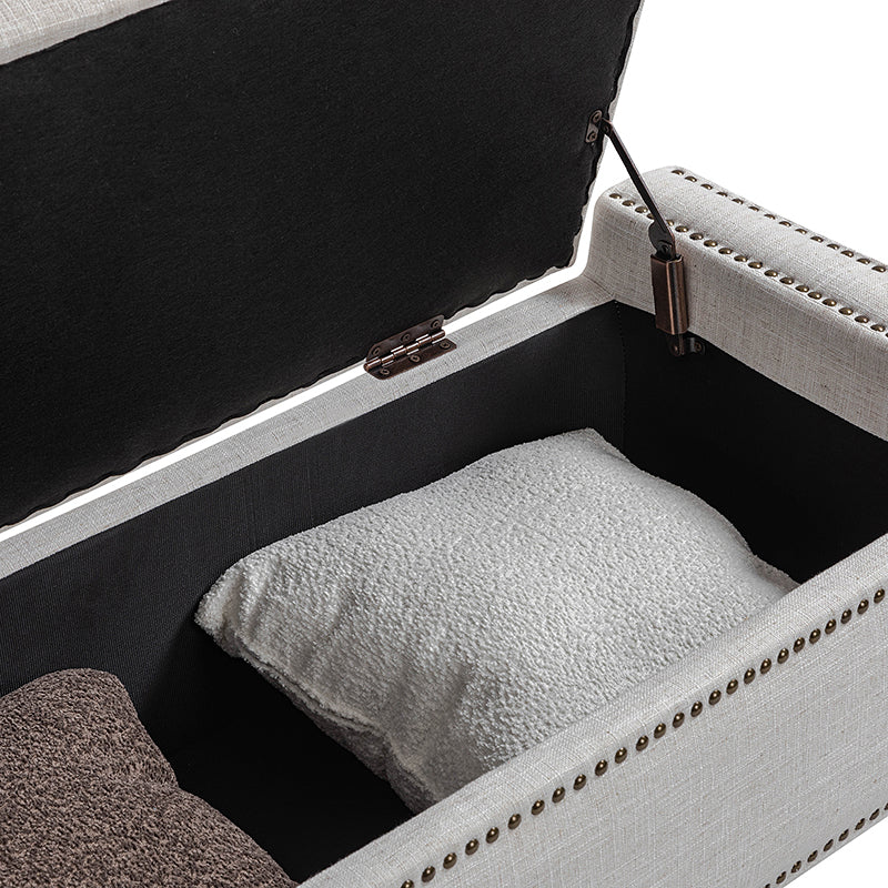 Banc de rangement capitonné avec couvercle rabattable, garniture cloutée en cuivre, assise en mousse et pieds en bois massif de noyer tournés | Ivoire | Individuel