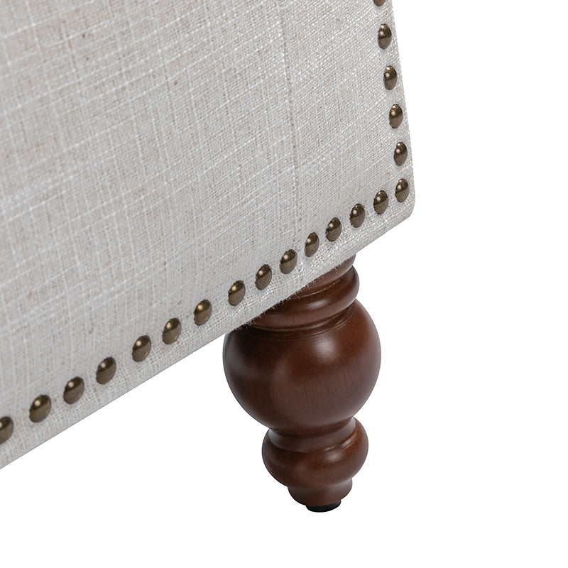 Banc de rangement capitonné avec couvercle rabattable, garniture cloutée en cuivre, assise en mousse et pieds en bois massif de noyer tournés | Ivoire | Individuel
