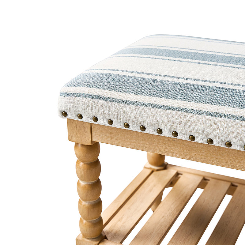 Banc rembourré avec garniture cloutée, assise en mousse, pieds tournés en bois massif et étagère de rangement à lattes | Ivoire / Rayures / Bleu | Individuel