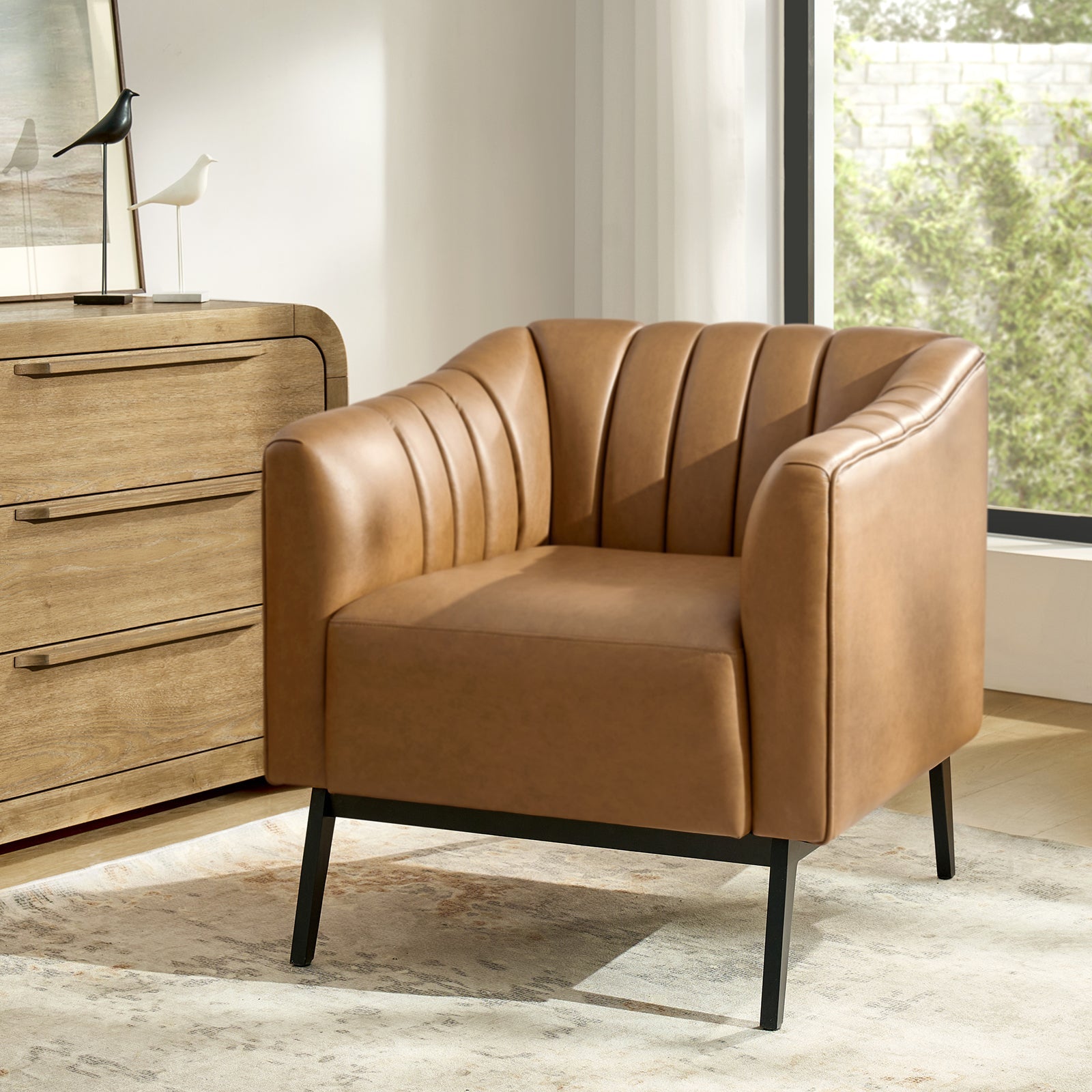Fauteuil en similicuir à dossier capitonné vertical avec rembourrage en mousse et pieds en métal noir | Camel / Gris / Noir / Marron / Bleu marine | Siège individuel