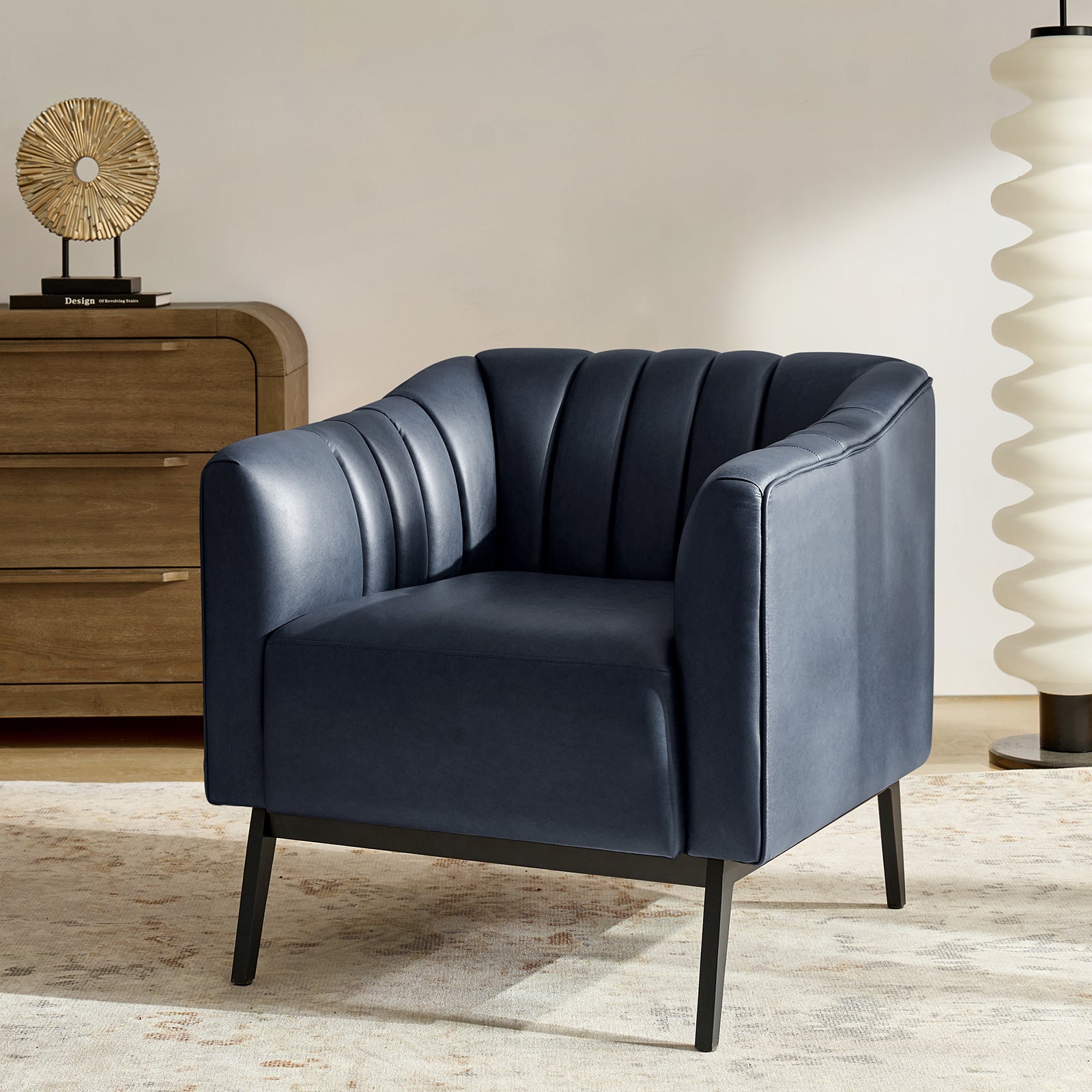 Fauteuil en similicuir à dossier capitonné vertical avec rembourrage en mousse et pieds en métal noir | Camel / Gris / Noir / Marron / Bleu marine | Siège individuel