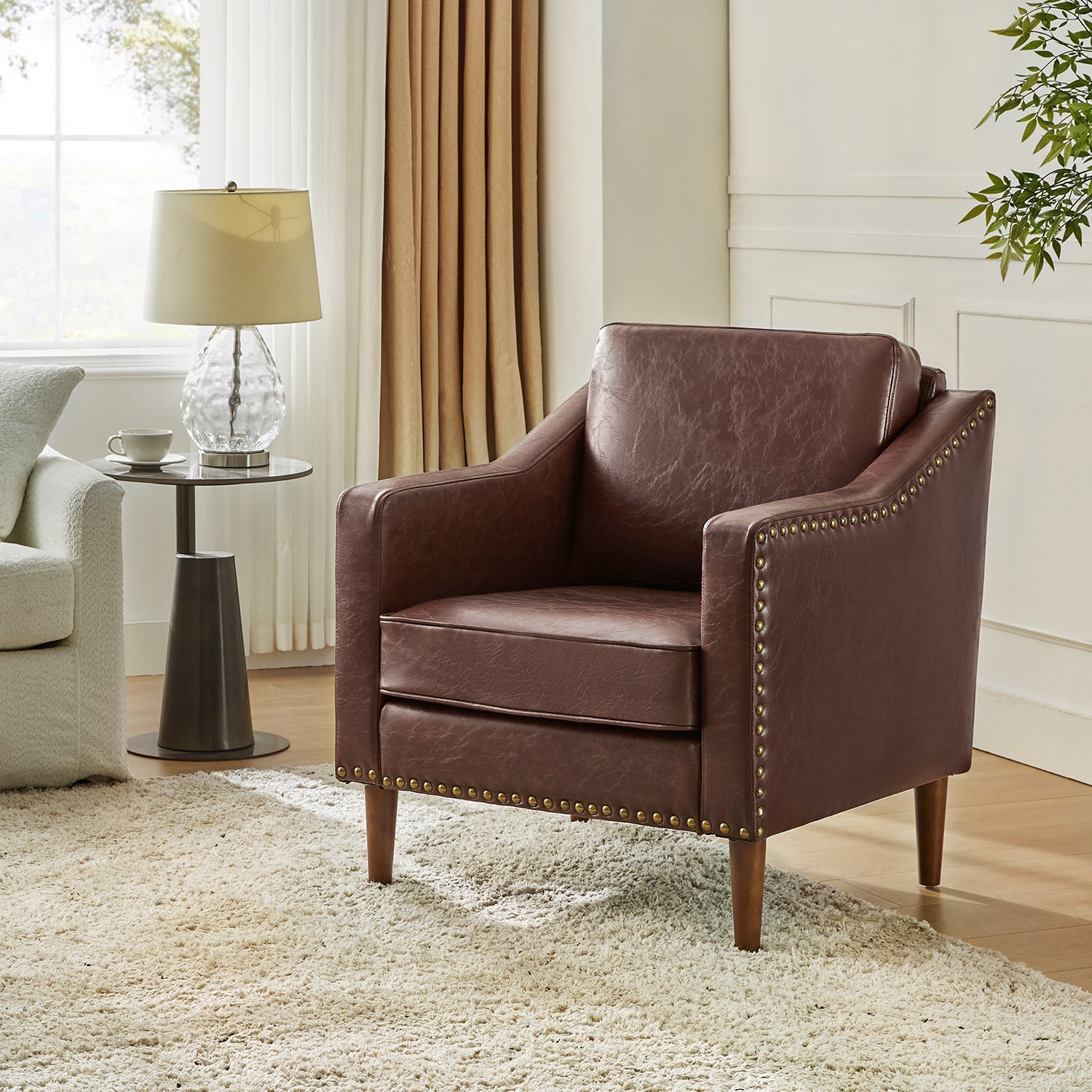 Fauteuil en cuir PU avec garniture cloutée, accoudoirs inclinés, coussins amovibles et pieds en bois massif | Camel / Noir / Beige / Marron / Marine | Siège unique