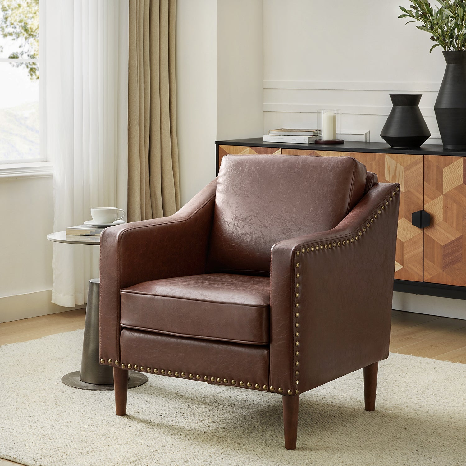 Fauteuil en cuir PU avec garniture cloutée, accoudoirs inclinés, coussins amovibles et pieds en bois massif | Camel / Noir / Beige / Marron / Marine | Siège unique