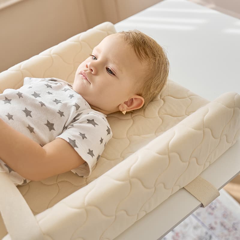 Matelas à langer profilé avec housse en coton biologique, doublure intérieure imperméable et sangle de sécurité | Beige | Unique