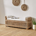 Banc de rangement à abattant en jacinthe d'eau avec détails sculptés, accoudoirs cylindriques et pieds en bois d'acacia | Naturel | Simple