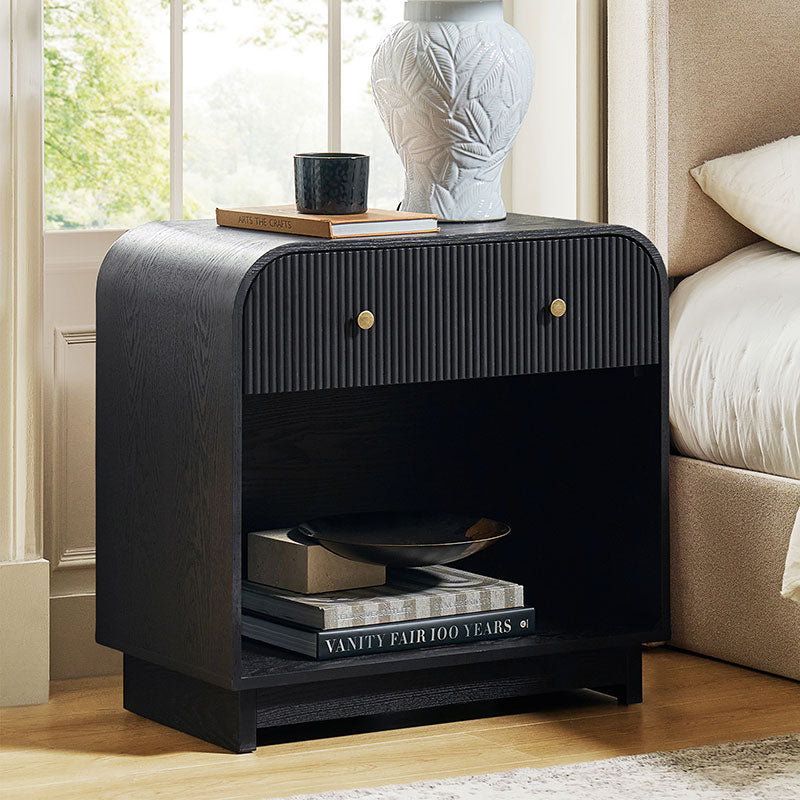 Table de chevet arquée à 1 tiroir de 68 cm avec façade cannelée, niche ouverte et port USB intégré | Chêne / Noyer / Noir | Simple