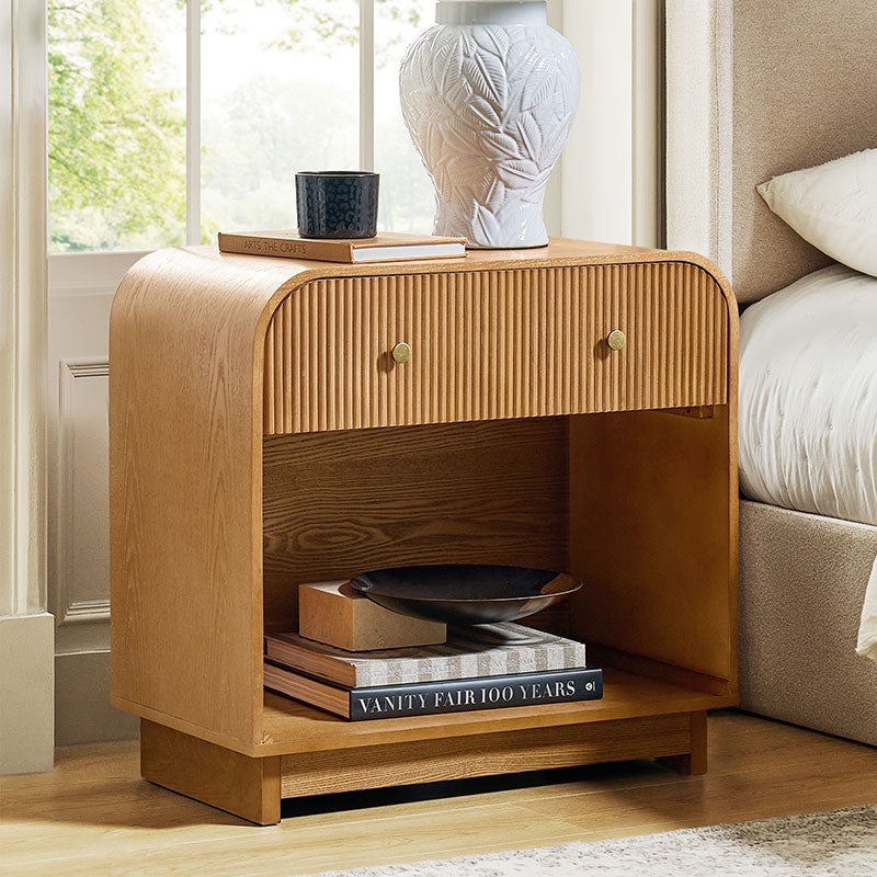 Table de chevet arquée à 1 tiroir de 68 cm avec façade cannelée, niche ouverte et port USB intégré | Chêne / Noyer / Noir | Simple