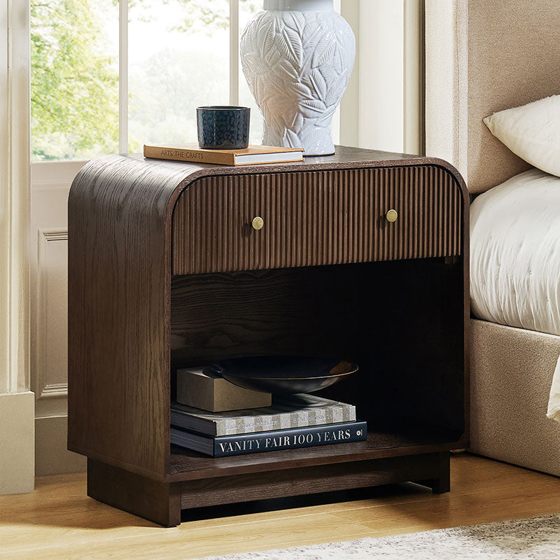 Table de chevet arquée à 1 tiroir de 68 cm avec façade cannelée, niche ouverte et port USB intégré | Chêne / Noyer / Noir | Simple