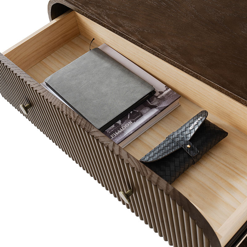 Table de chevet arquée à 1 tiroir de 68 cm avec façade cannelée, niche ouverte et port USB intégré | Chêne / Noyer / Noir | Simple