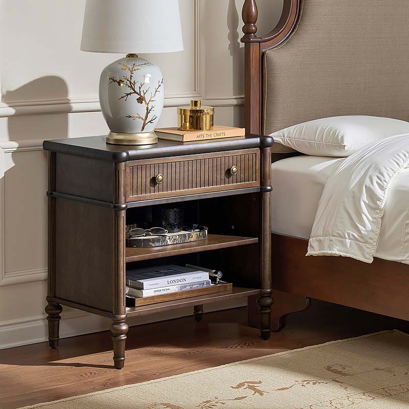 Table de chevet et d'appoint à tiroirs cannelés avec prises USB/Type-C intégrées et pieds en bois massif tournés | Noyer / Noir / Marron | 1 tiroir ou 3 tiroirs