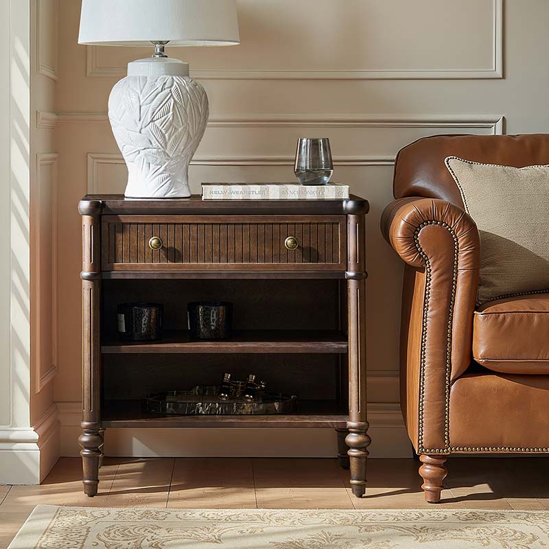 Table de chevet et d'appoint à tiroirs cannelés avec prises USB/Type-C intégrées et pieds en bois massif tournés | Noyer / Noir / Marron | 1 tiroir ou 3 tiroirs