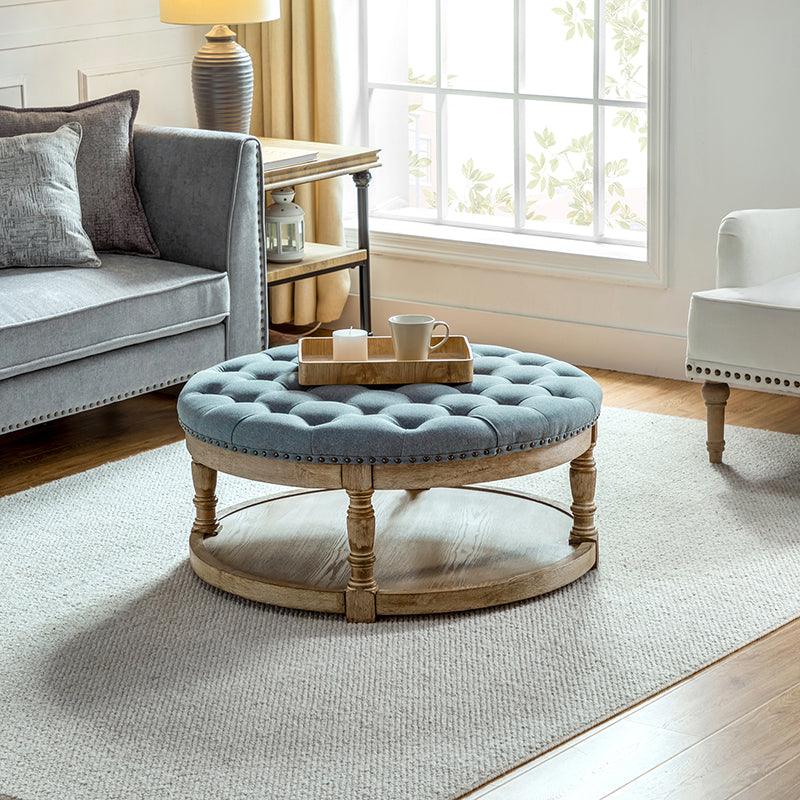 Table basse de salon ottoman capitonnée ronde avec clous décoratifs, étagère de rangement et pieds en bois massif | Lin / Ivoire / Bleu / Gris | Unité