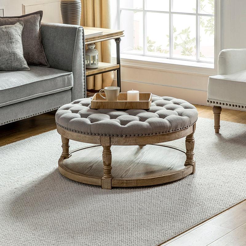Table basse de salon ottoman capitonnée ronde avec clous décoratifs, étagère de rangement et pieds en bois massif | Lin / Ivoire / Bleu / Gris | Unité