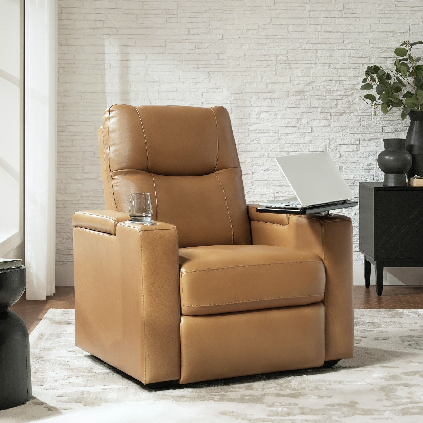 Fauteuil inclinable électrique en cuir de première qualité avec appuie-tête réglable, table d'appoint, support de téléphone, chargement USB et éclairage d'ambiance | Chameau / Noir / Cuir vieilli | Une place