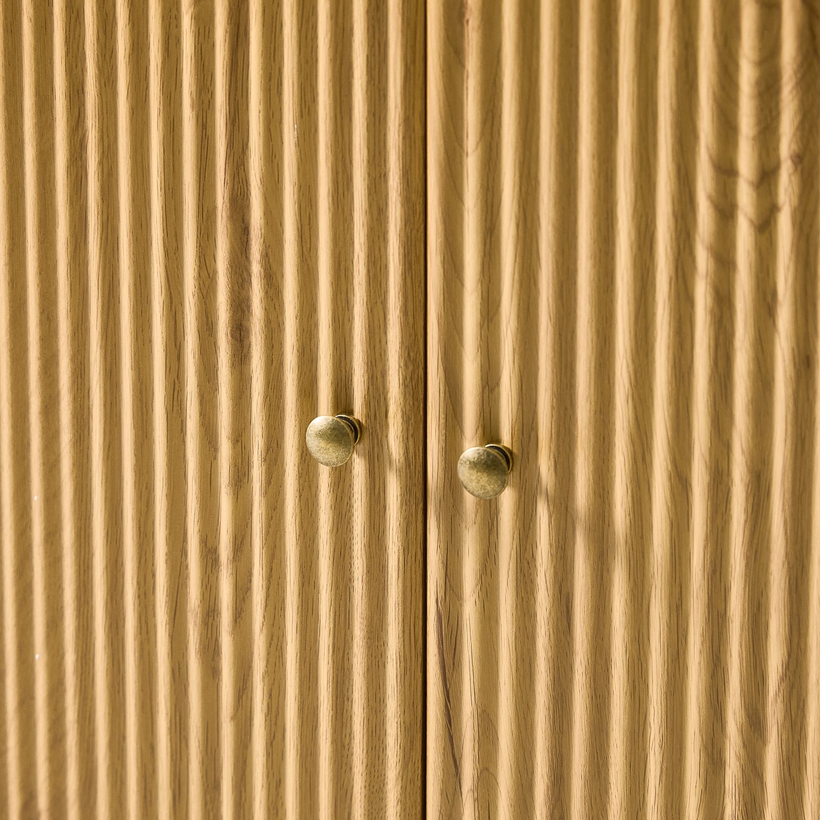 Bahut 4 portes cannelées avec étagères réglables, gestion des câbles et poignées rondes | Noyer / Chêne Acorn / Chêne | Simple