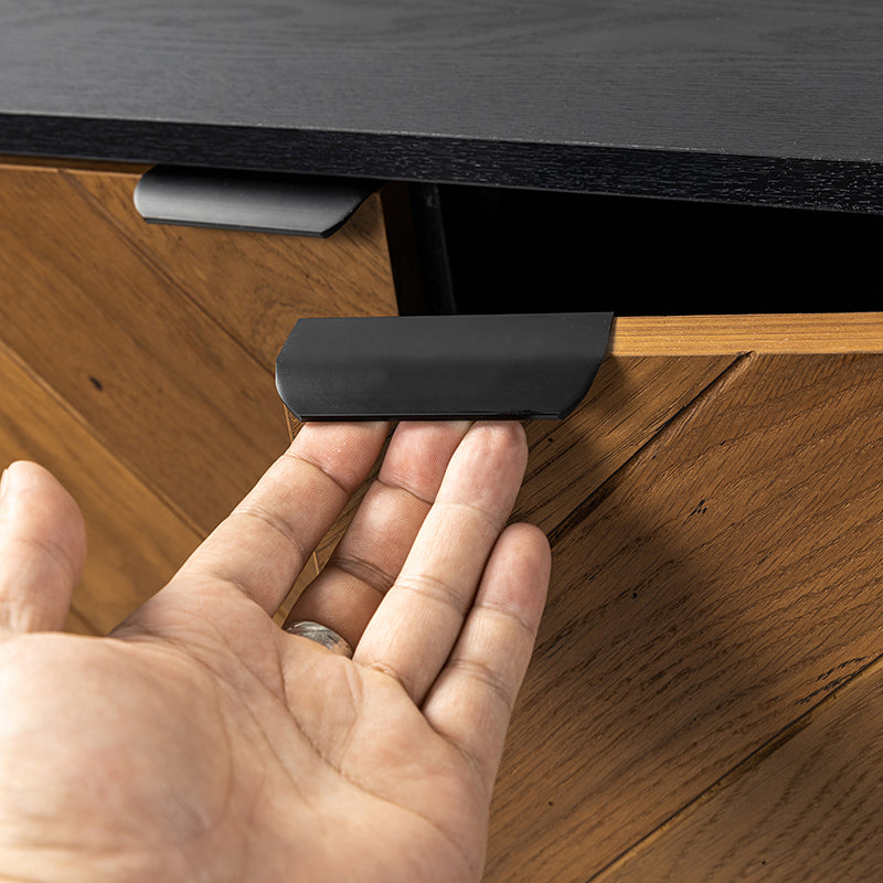 Buffet 3 portes motif chevrons, 2 étagères intérieures réglables et pieds en métal noir | Noir / Noyer | Individuel