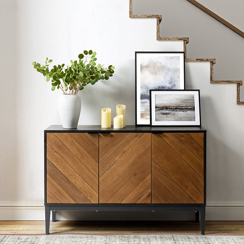 Buffet 3 portes motif chevrons, 2 étagères intérieures réglables et pieds en métal noir | Noir / Noyer | Individuel