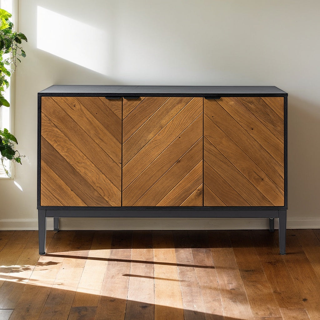 Buffet 3 portes motif chevrons, 2 étagères intérieures réglables et pieds en métal noir | Noir / Noyer | Individuel
