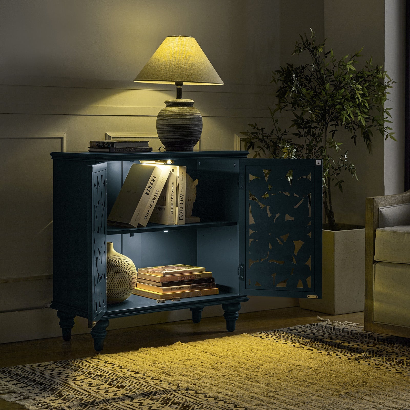 Meuble d'appoint 2 portes avec garniture sculptée à la main, éclairage LED intégré, portes à ouverture par poussée et pieds en bois d'hévéa | Bleu | Simple