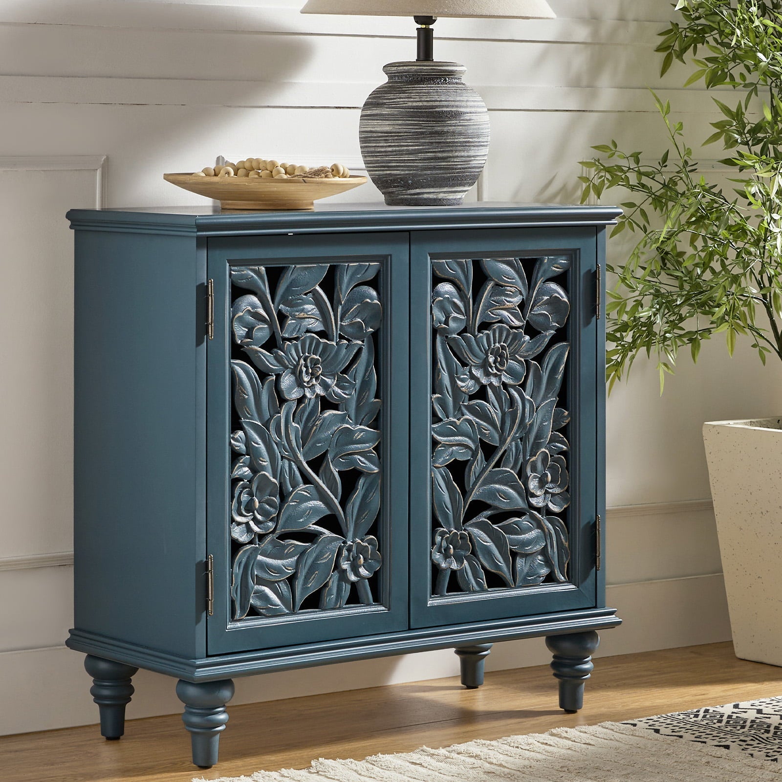 Meuble d'appoint 2 portes avec garniture sculptée à la main, éclairage LED intégré, portes à ouverture par poussée et pieds en bois d'hévéa | Bleu | Simple