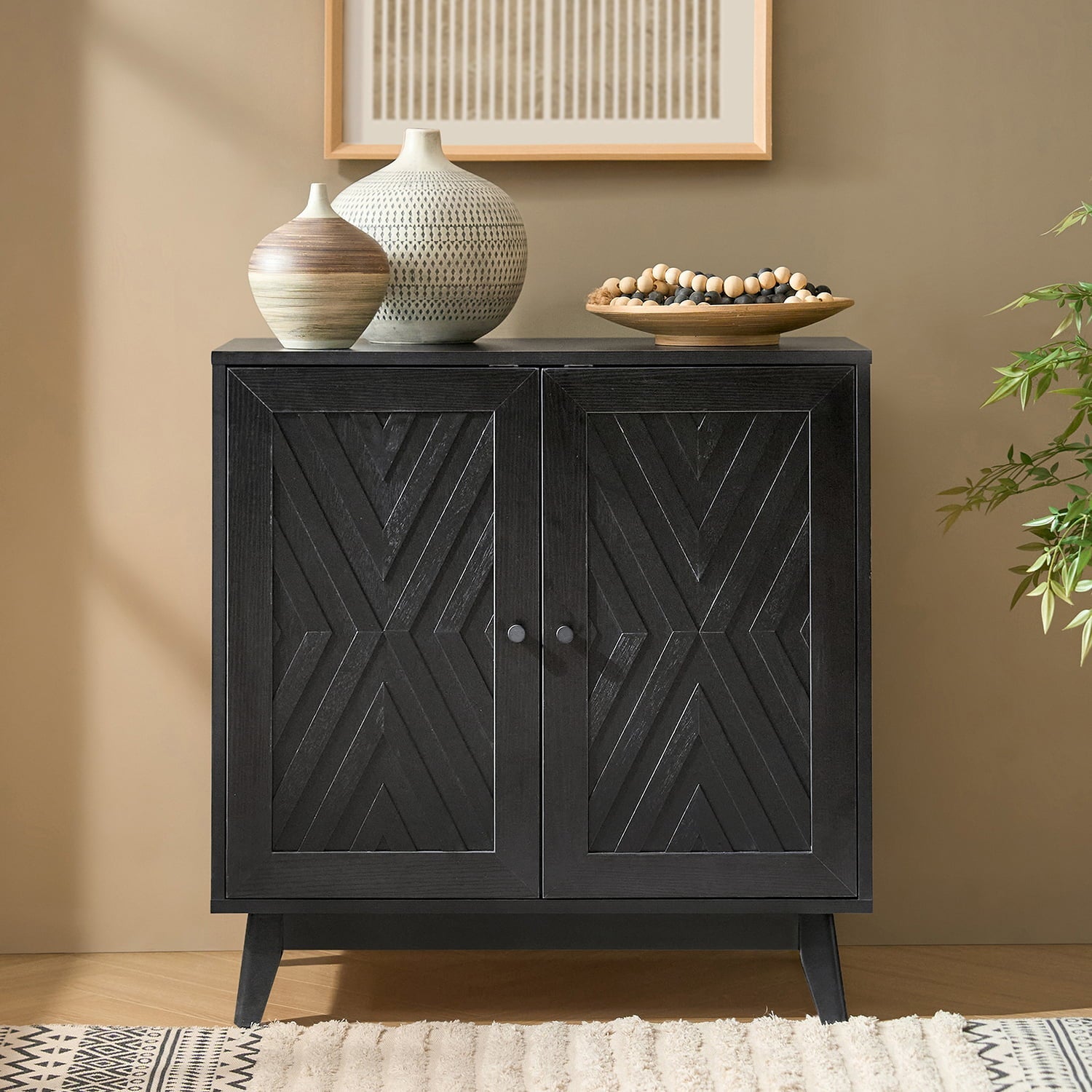 Meuble d'appoint 2 portes à motif chevron de 76 cm avec 3 étagères réglables, passe-câbles et pieds en bois d'hévéa | Noyer / Noir | Unique