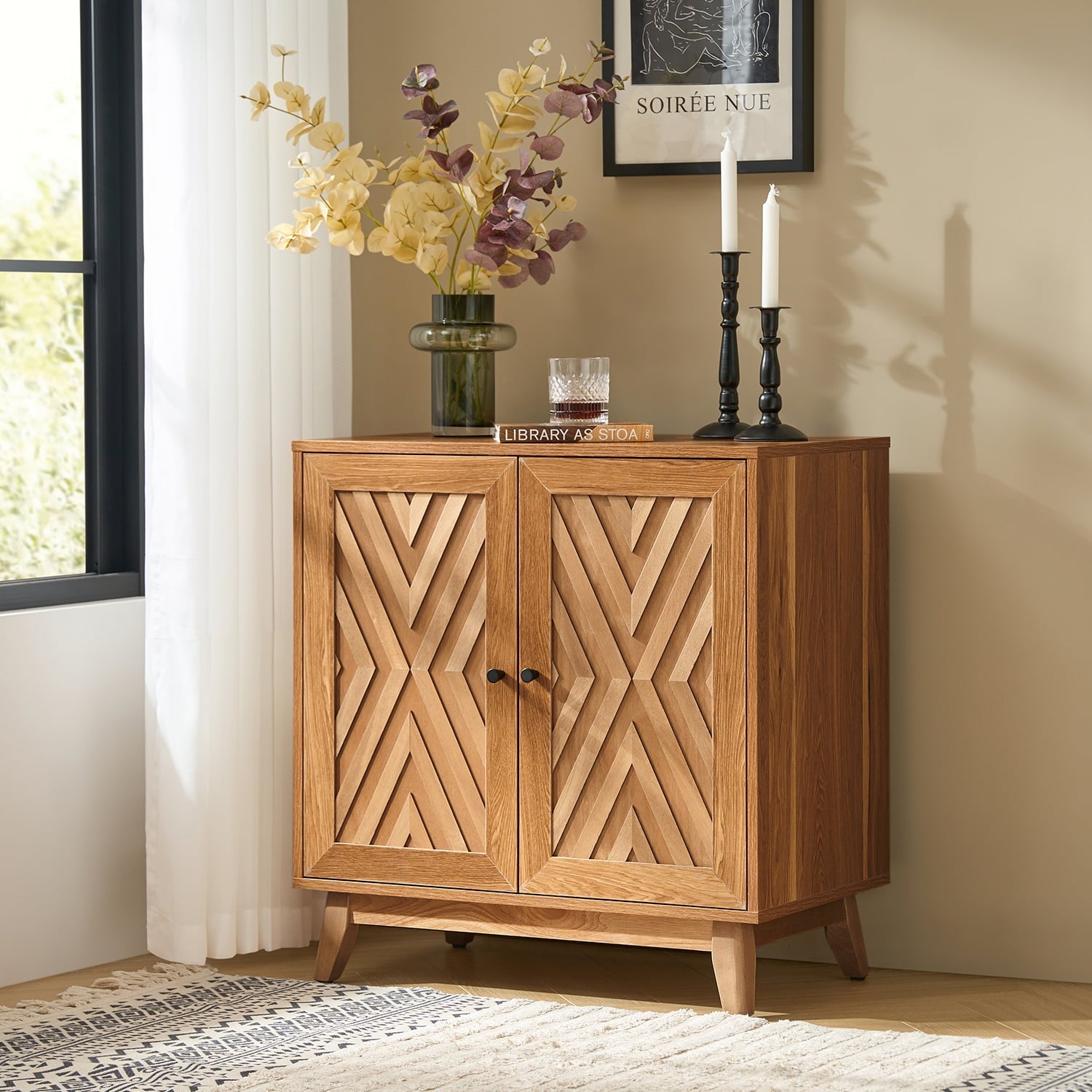 Meuble d'appoint 2 portes à motif chevron de 76 cm avec 3 étagères réglables, passe-câbles et pieds en bois d'hévéa | Noyer / Noir | Unique