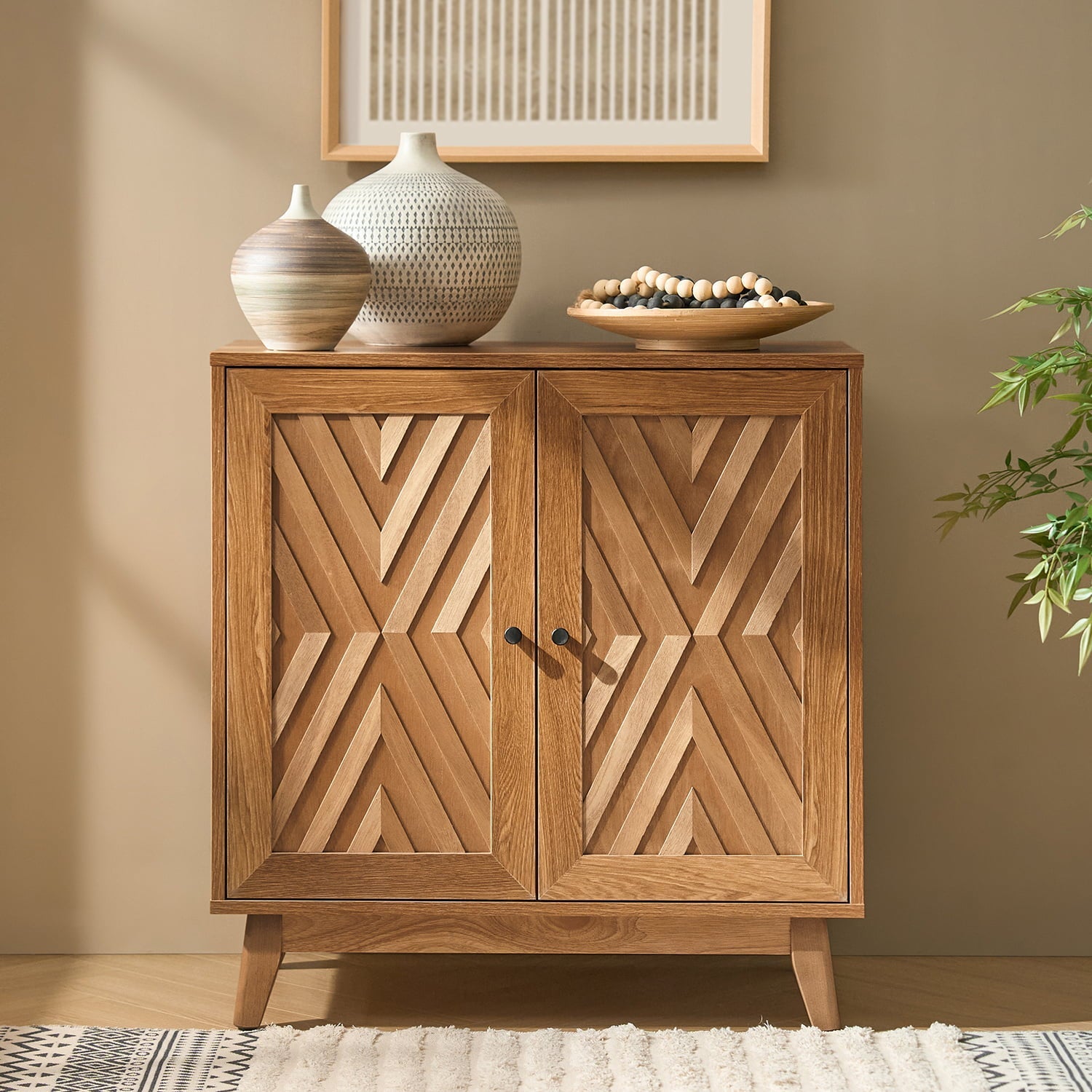 Meuble d'appoint 2 portes à motif chevron de 76 cm avec 3 étagères réglables, passe-câbles et pieds en bois d'hévéa | Noyer / Noir | Unique