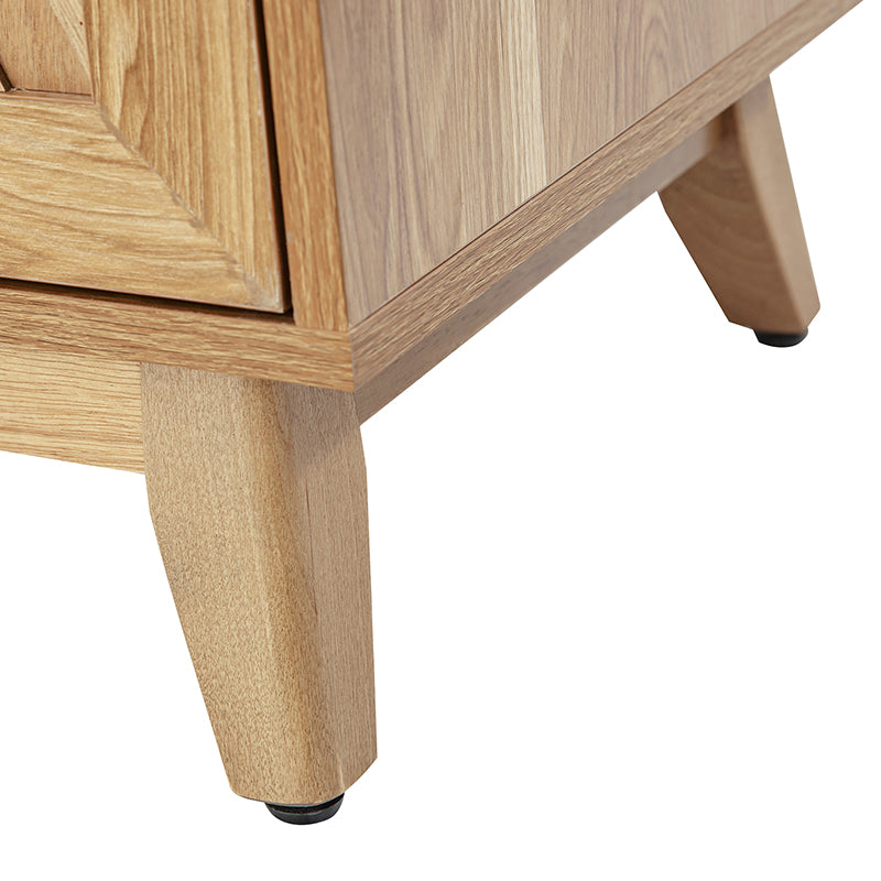 Meuble d'appoint 2 portes à motif chevron de 76 cm avec 3 étagères réglables, passe-câbles et pieds en bois d'hévéa | Noyer / Noir | Unique