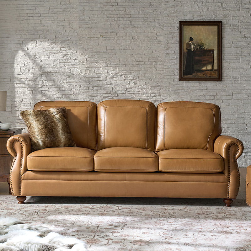 Canapé 3 places en cuir véritable avec accoudoirs roulés, clous décoratifs en cuivre, rembourrage en mousse et pieds en bois d'hévéa tournés | Couleur : Camel / Marine / Noir