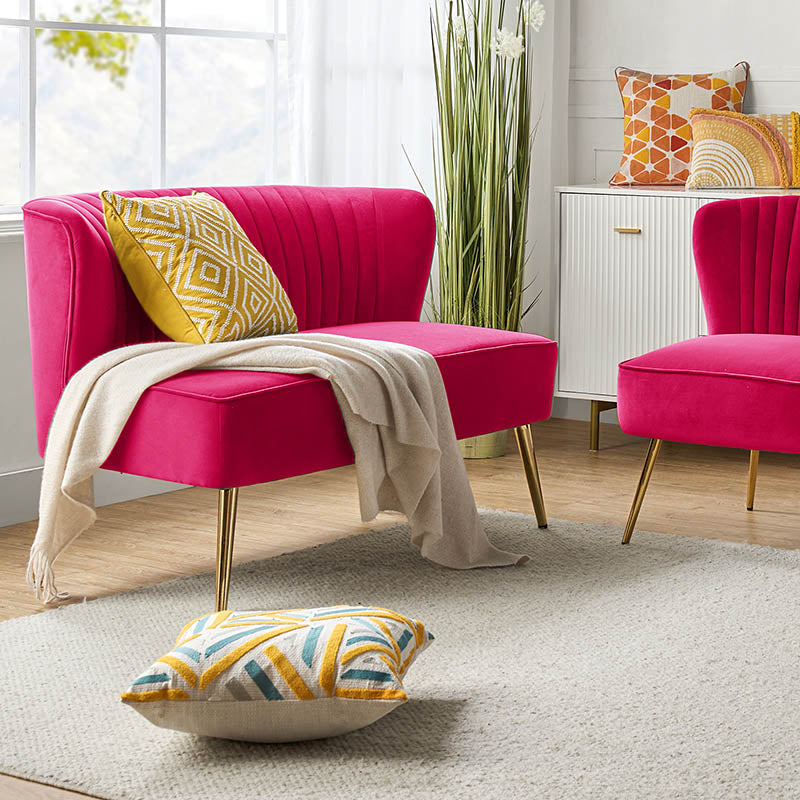 Causeuse capitonnée en velours avec dossier incurvé, rembourrage en mousse et pieds coniques en métal doré | Moutarde / Rose / Sauge / Violet / Bleu marine / Vert / Fuchsia / Havane / Orange / Noir / Sarcelle / Ivoire | 2 places