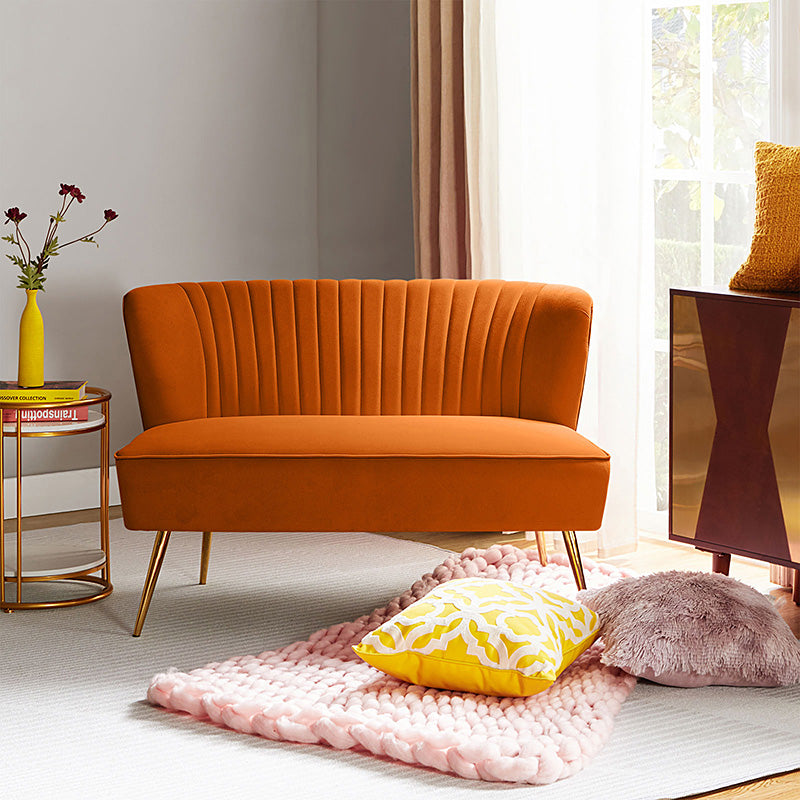Causeuse capitonnée en velours avec dossier incurvé, rembourrage en mousse et pieds coniques en métal doré | Moutarde / Rose / Sauge / Violet / Bleu marine / Vert / Fuchsia / Havane / Orange / Noir / Sarcelle / Ivoire | 2 places