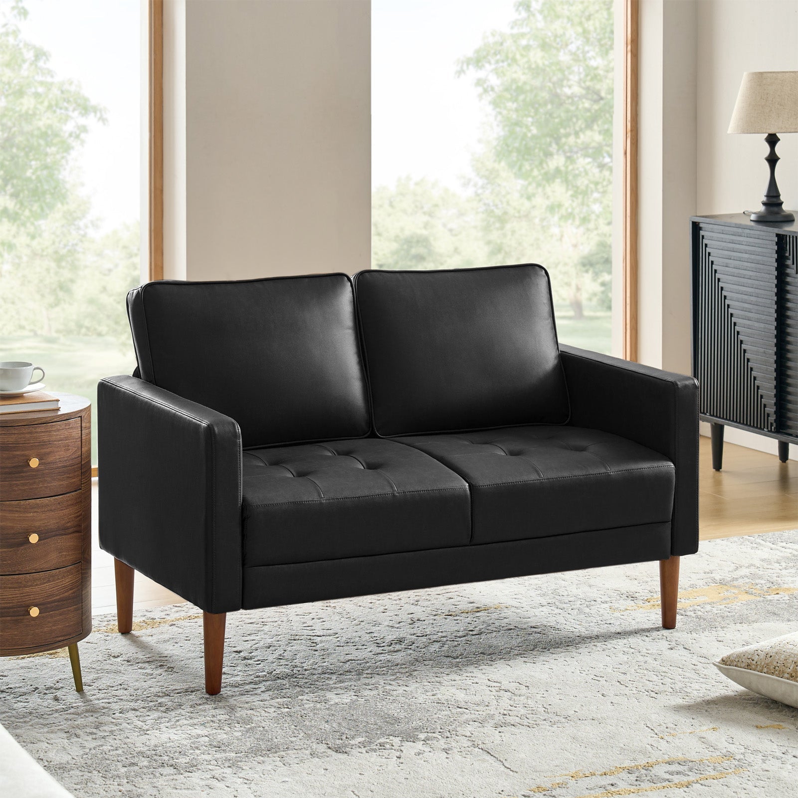 Causeuse en PVC avec assise capitonnée, coussins de dossier mobiles, garniture cloutée et pieds en bois de noyer massif | Camel / Noir / Marron | 2 places