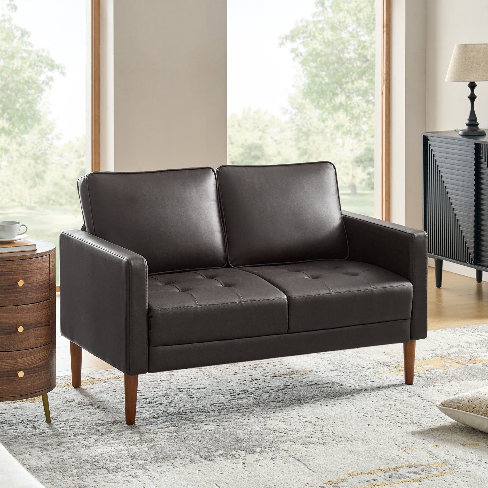 Causeuse en PVC avec assise capitonnée, coussins de dossier mobiles, garniture cloutée et pieds en bois de noyer massif | Camel / Noir / Marron | 2 places