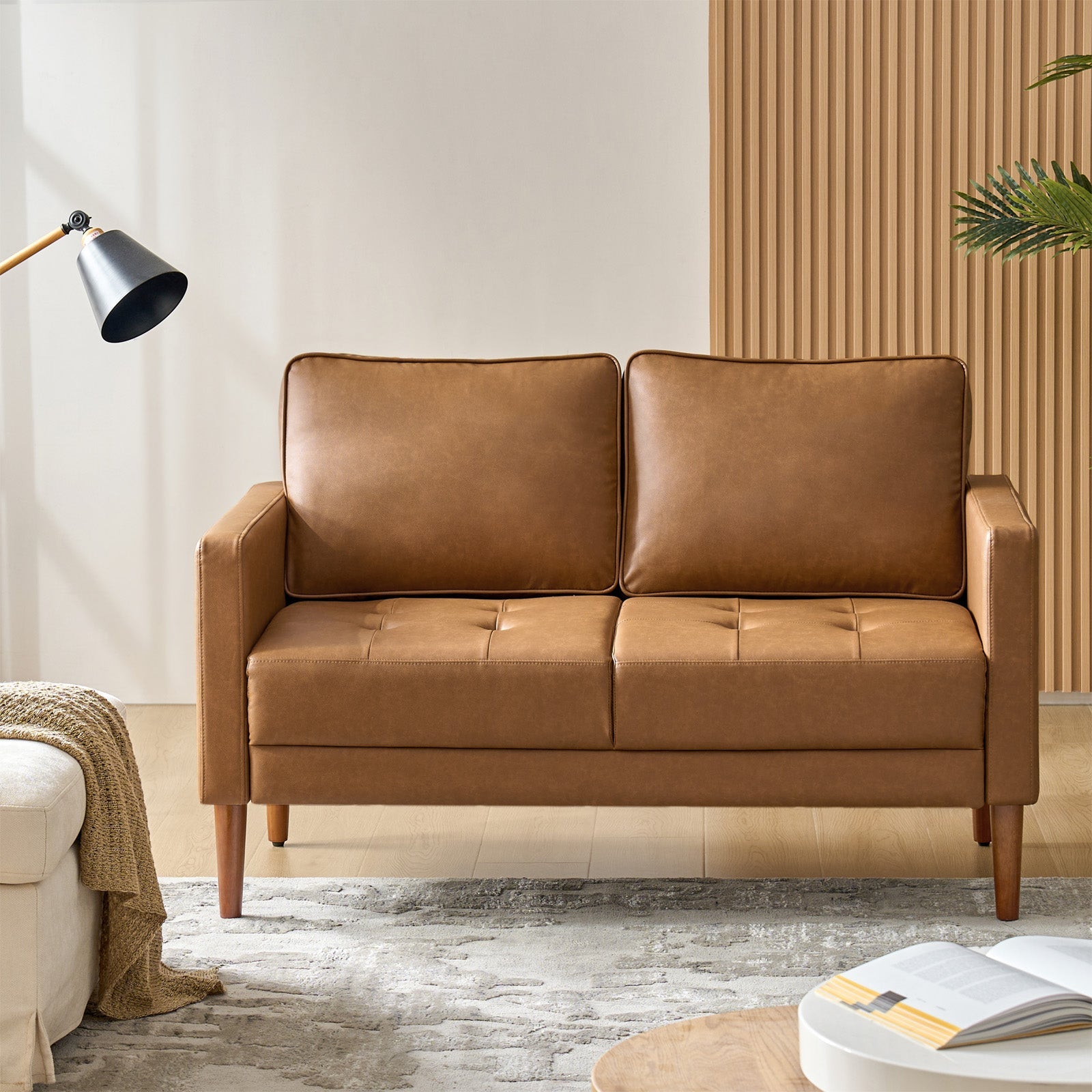 Causeuse en PVC avec assise capitonnée, coussins de dossier mobiles, garniture cloutée et pieds en bois de noyer massif | Camel / Noir / Marron | 2 places