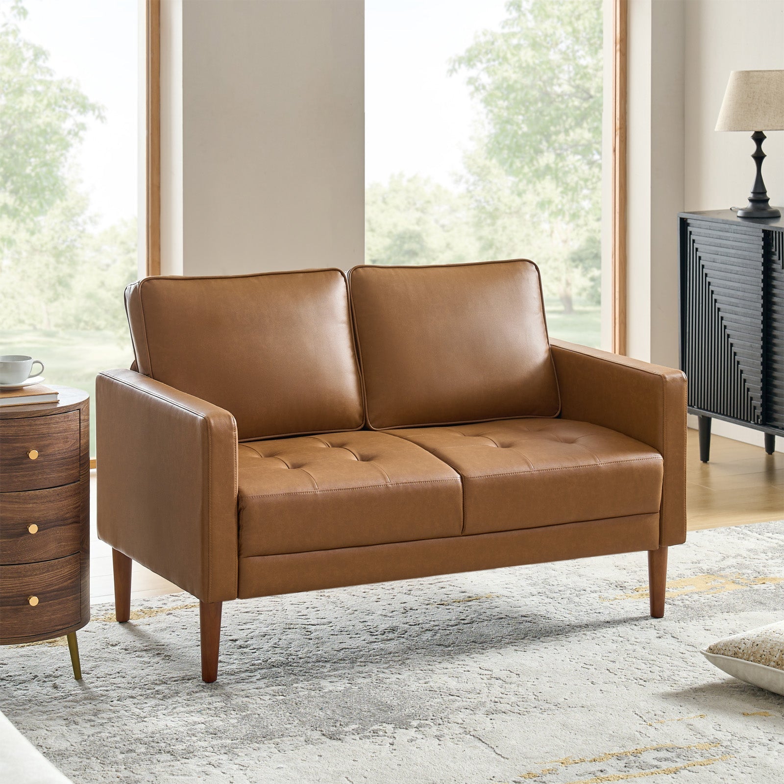 Causeuse en PVC avec assise capitonnée, coussins de dossier mobiles, garniture cloutée et pieds en bois de noyer massif | Camel / Noir / Marron | 2 places