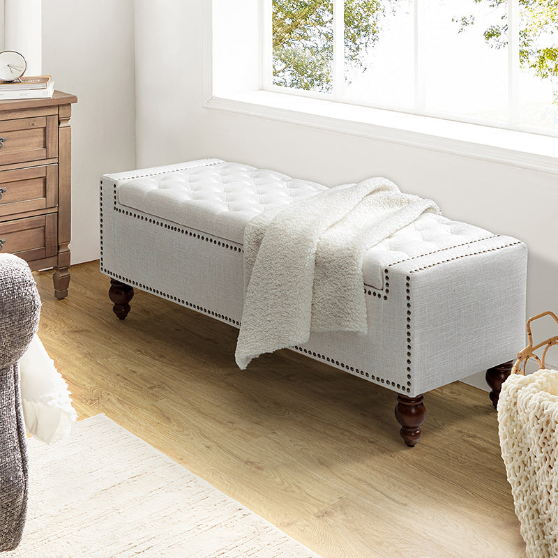 Banc de rangement capitonné avec couvercle rabattable, garniture cloutée en cuivre, assise en mousse et pieds en bois massif de noyer tournés | Ivoire | Individuel