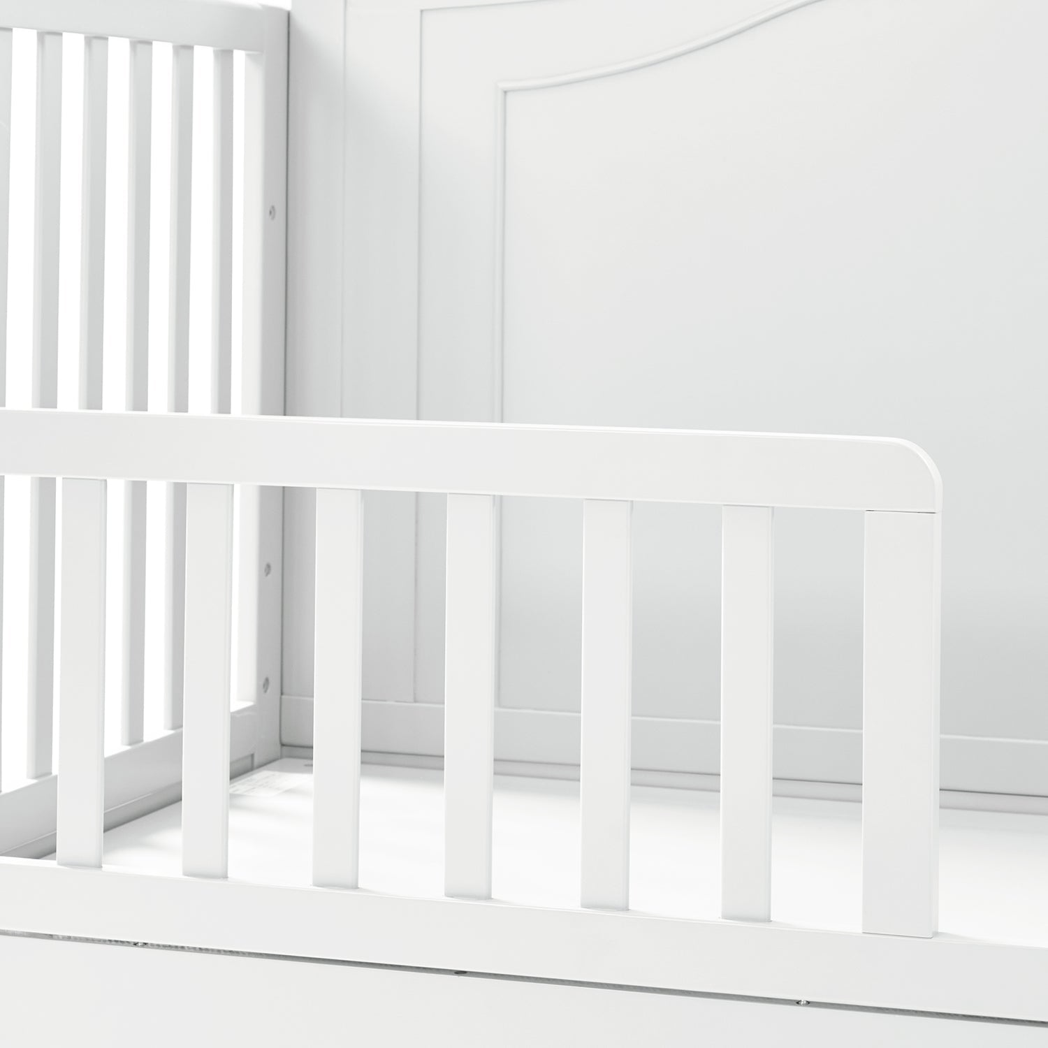 Lit de bébé convertible 5-en-1 avec berceau à bascule, lit de tout-petit, lit de repos et conversion en bureau | Blanc / Gris | Simple