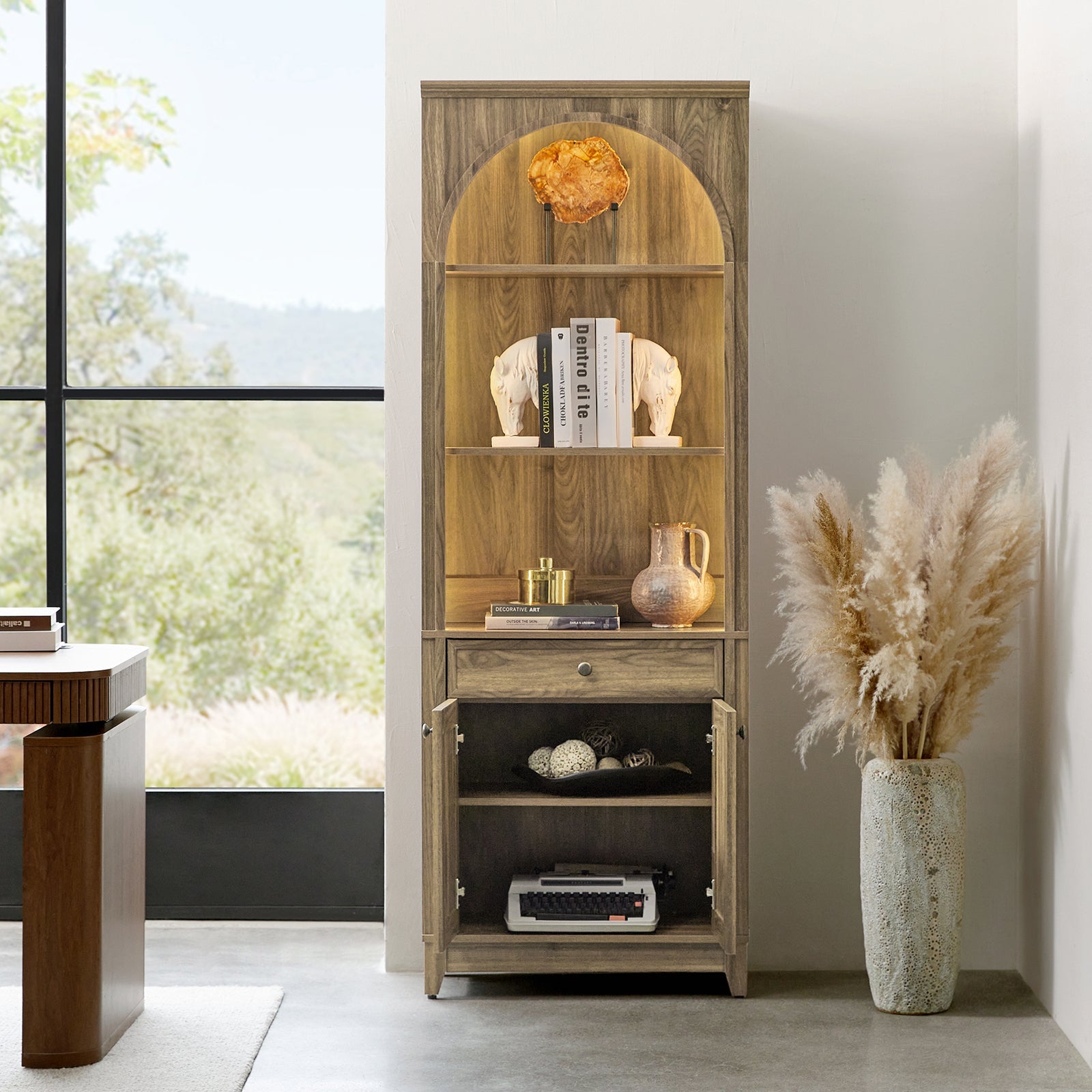 Bibliothèque arquée avec étagères ouvertes, tiroir à glissière douce, meuble à 2 portes et bande LED intégrée | Noyer / Bois flotté | Simple