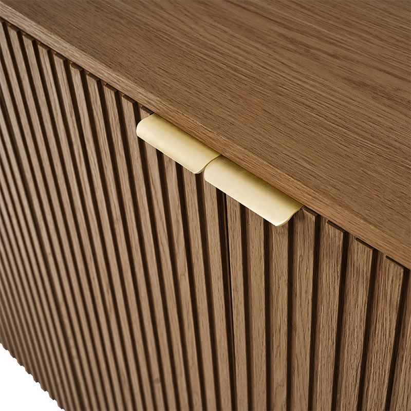 Meuble incurvé à 4 portes avec texture à rayures verticales, 3 tiroirs, étagères réglables et base en métal | Naturel / Chêne clair | Simple